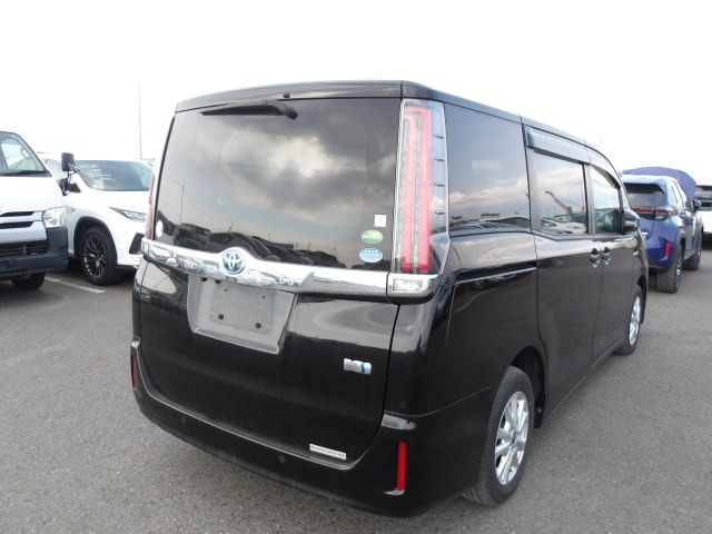 Toyota Noah Image 2