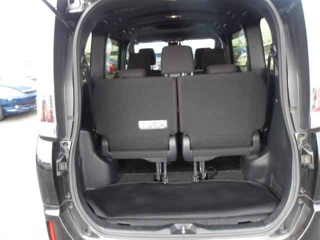 Toyota Noah Image 3