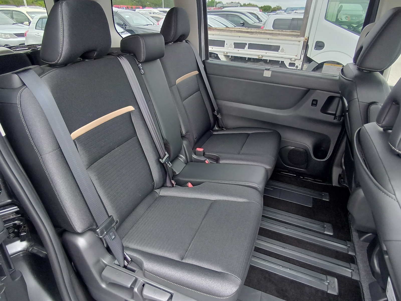 Nissan Serena Image 4